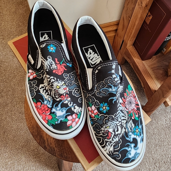 Vans Slip-On Shoes with Tiger and Floral Design - Picture 1 of 6